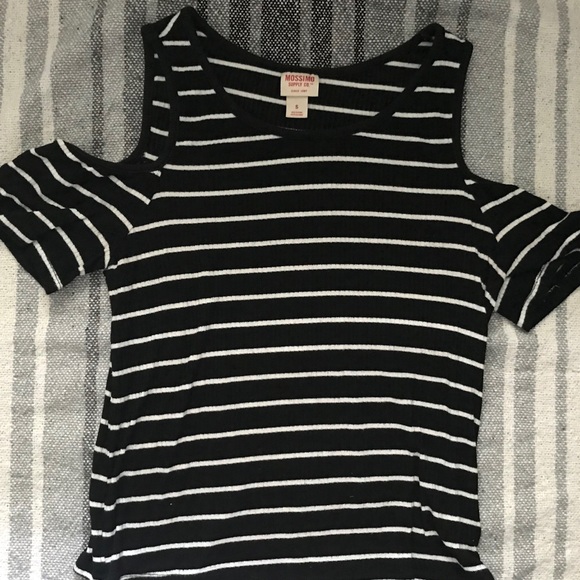 Ribbed Cold Shoulder Top - Picture 3 of 4